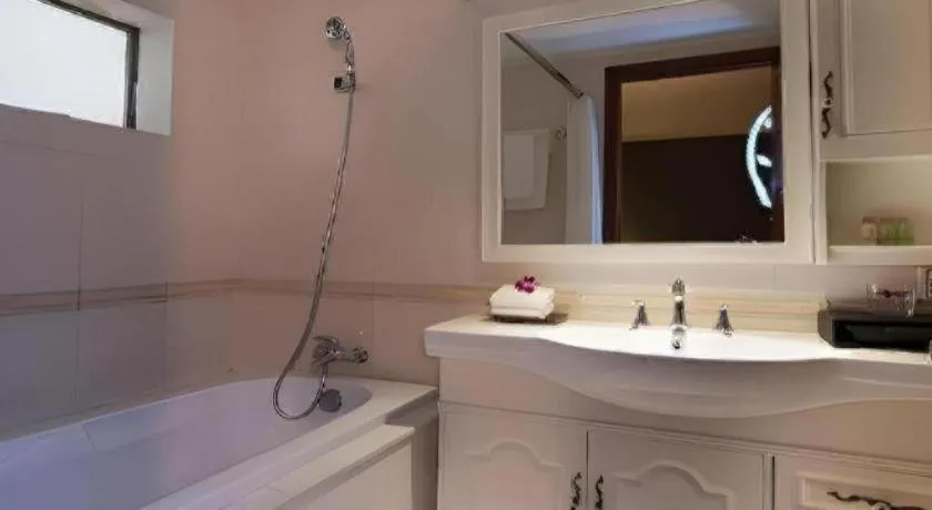 The White Hotel 8A Thai Van Lung