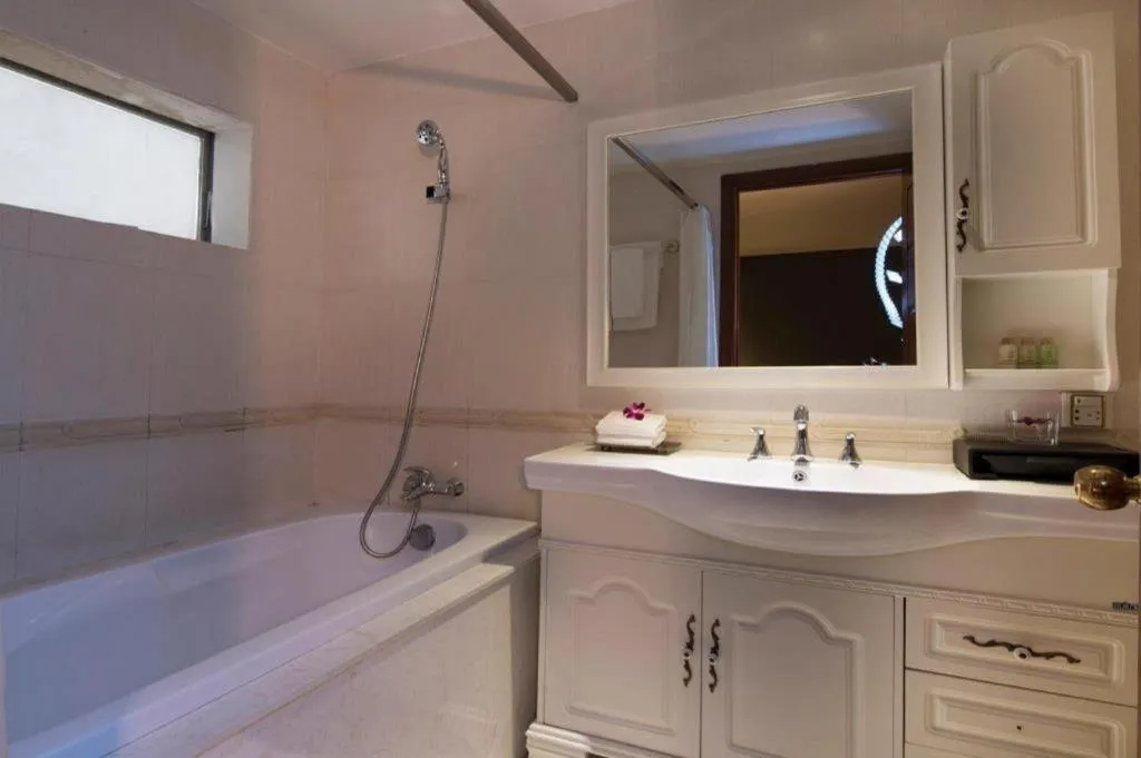 The White Hotel 8A Thai Van Lung