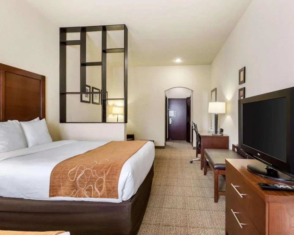 Bed in Comfort Suites near NASA - Clear Lake