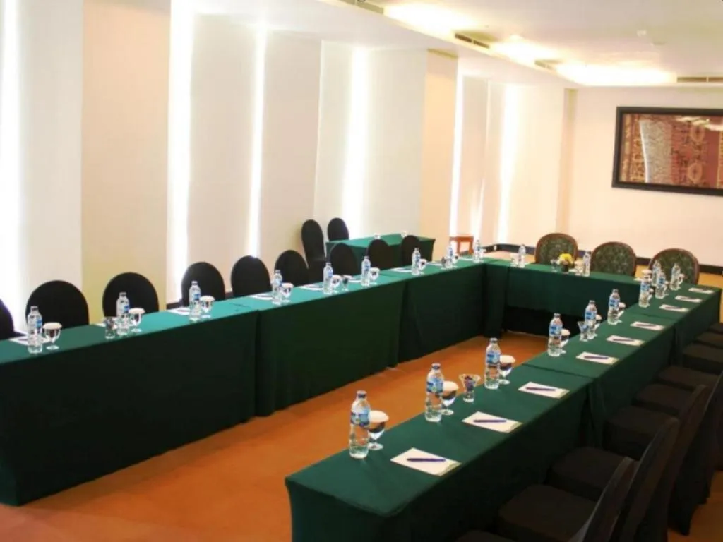 Sintesa Peninsula Hotel