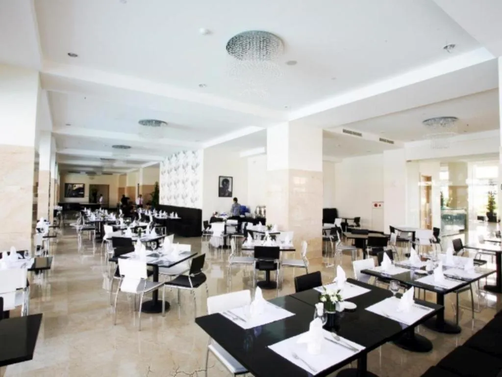 Sintesa Peninsula Hotel