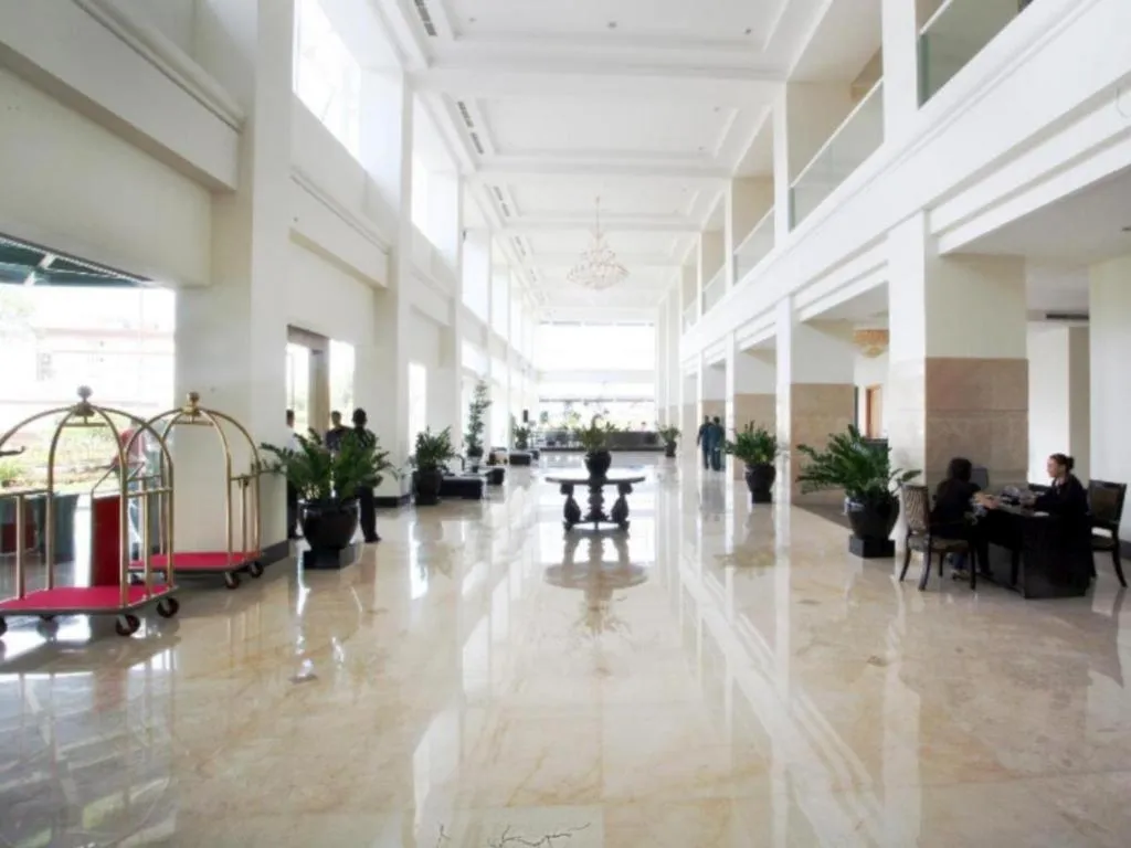 Sintesa Peninsula Hotel