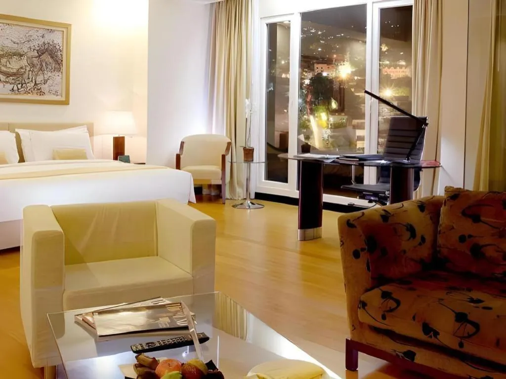 Bed in Sintesa Peninsula Hotel