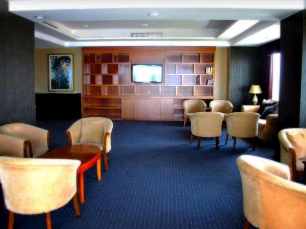 Sintesa Peninsula Hotel