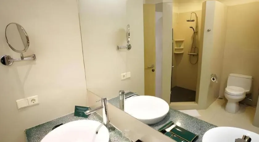 Sintesa Peninsula Hotel