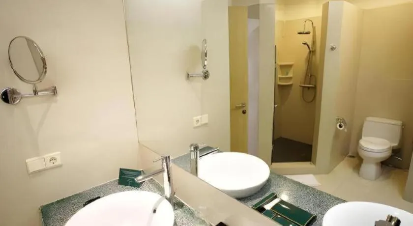 Sintesa Peninsula Hotel