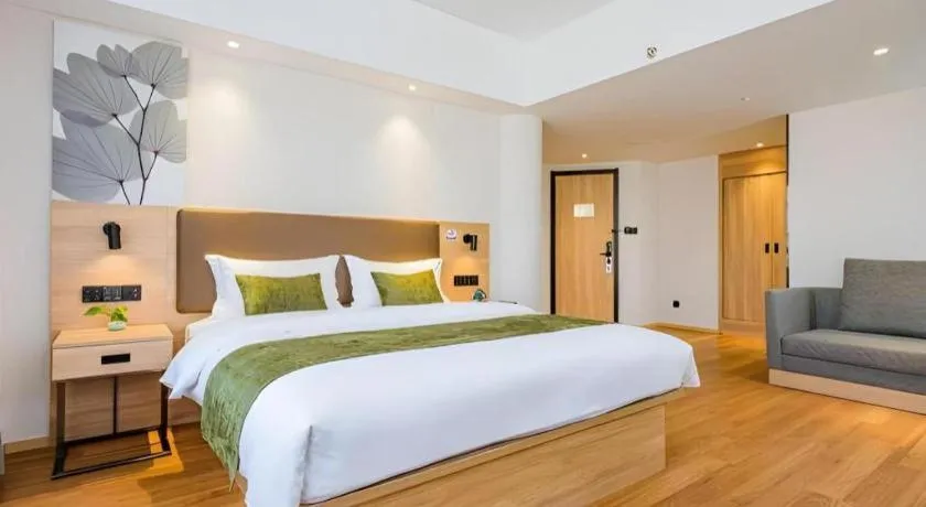 Bed in GreenTree Inn Shanghai Jingan Railway Station Xinzha Road Business Hotel