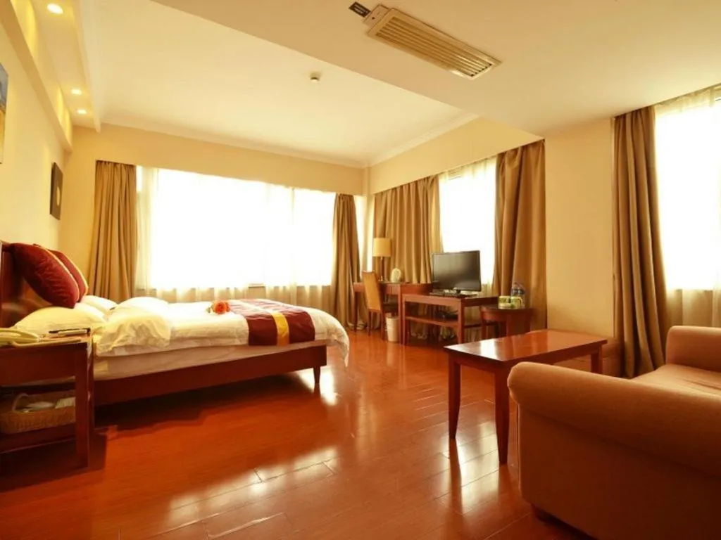 Bed in GreenTree Inn Shanghai Jingan Railway Station Xinzha Road Business Hotel