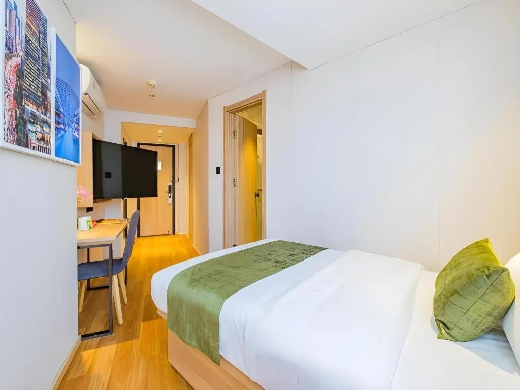 Bed in GreenTree Inn Shanghai Jingan Railway Station Xinzha Road Business Hotel