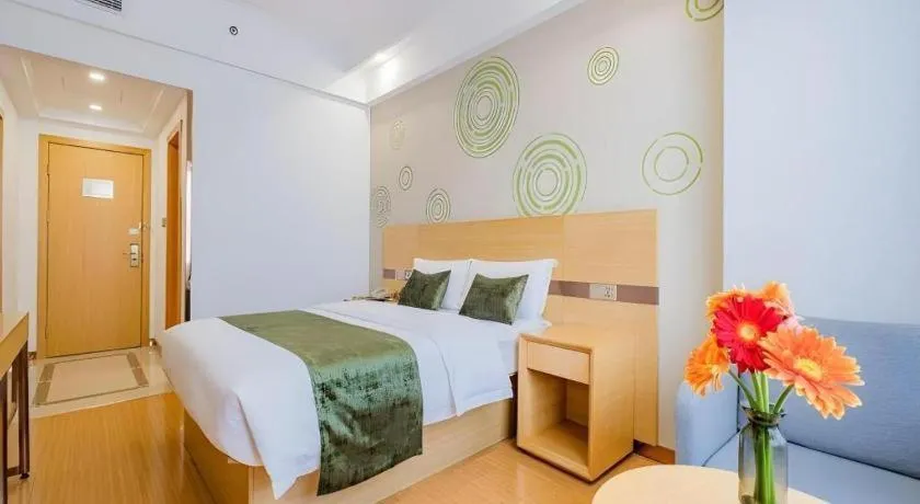 Bed in GreenTree Inn Shanghai Jingan Railway Station Xinzha Road Business Hotel