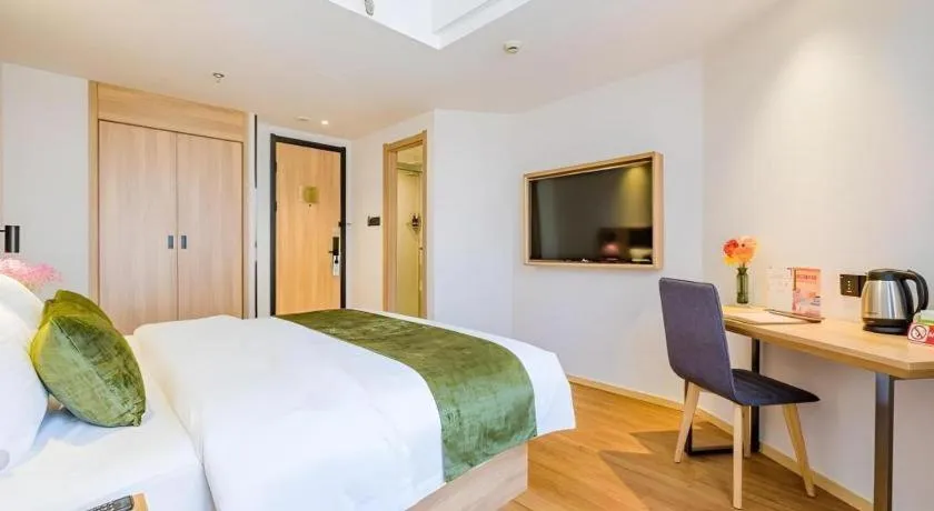 Bed in GreenTree Inn Shanghai Jingan Railway Station Xinzha Road Business Hotel