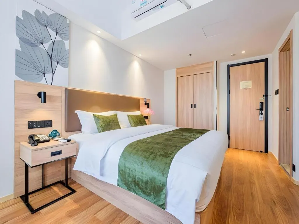 Bed in GreenTree Inn Shanghai Jingan Railway Station Xinzha Road Business Hotel