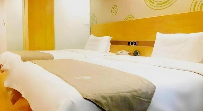 Bed in GreenTree Inn Shanghai Jingan Railway Station Xinzha Road Business Hotel