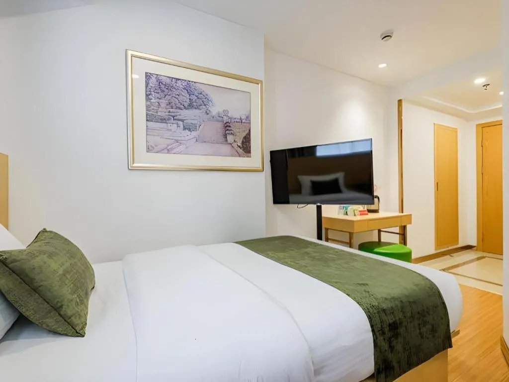 Bed in GreenTree Inn Shanghai Jingan Railway Station Xinzha Road Business Hotel