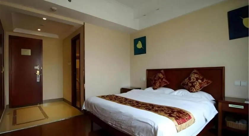 Bed in GreenTree Inn Shanghai Jingan Railway Station Xinzha Road Business Hotel
