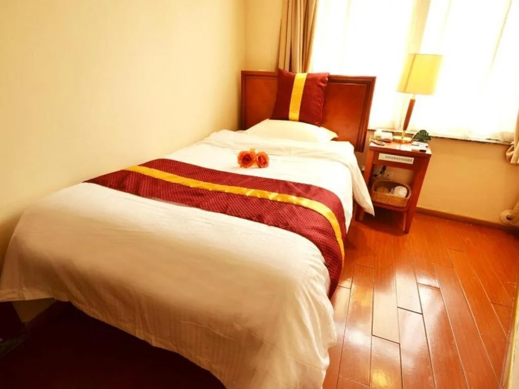 Bed in GreenTree Inn Shanghai Jingan Railway Station Xinzha Road Business Hotel