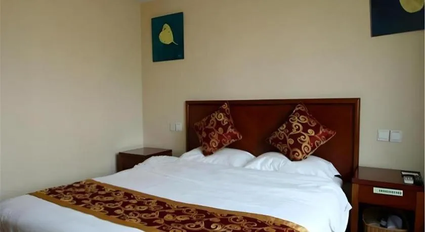 Bed in GreenTree Inn Shanghai Jingan Railway Station Xinzha Road Business Hotel