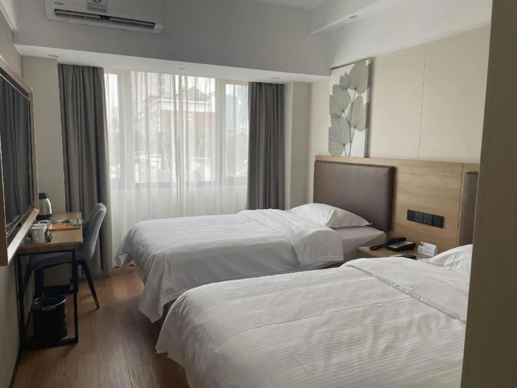 Bed in GreenTree Inn Shanghai Jingan Railway Station Xinzha Road Business Hotel