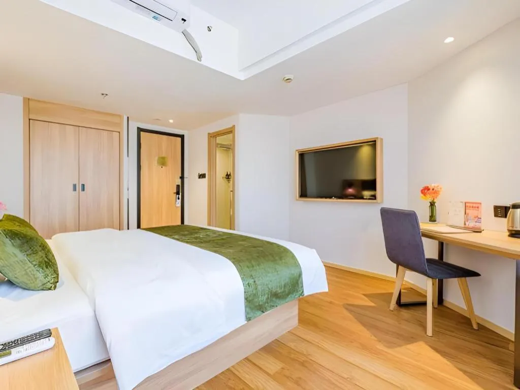Bed in GreenTree Inn Shanghai Jingan Railway Station Xinzha Road Business Hotel