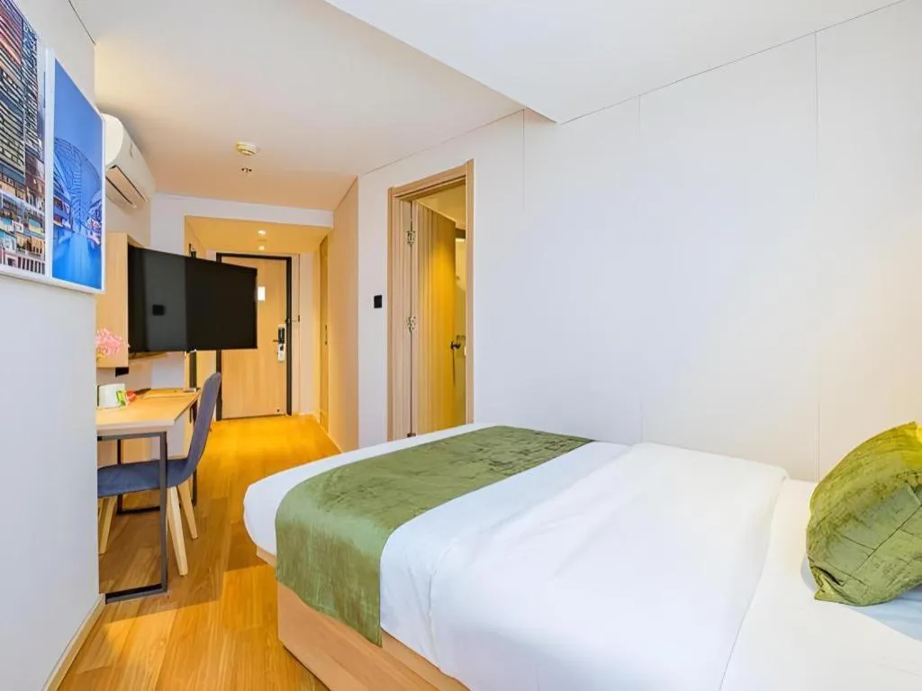 Bed in GreenTree Inn Shanghai Jingan Railway Station Xinzha Road Business Hotel