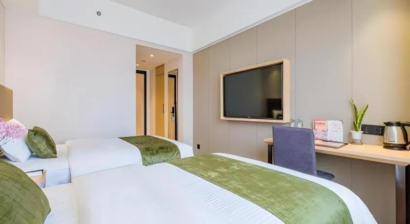 Bed in GreenTree Inn Shanghai Jingan Railway Station Xinzha Road Business Hotel