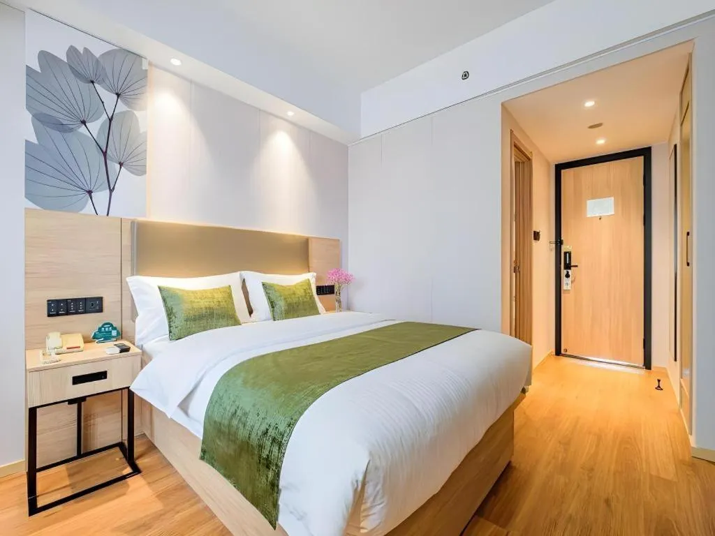 Bed in GreenTree Inn Shanghai Jingan Railway Station Xinzha Road Business Hotel