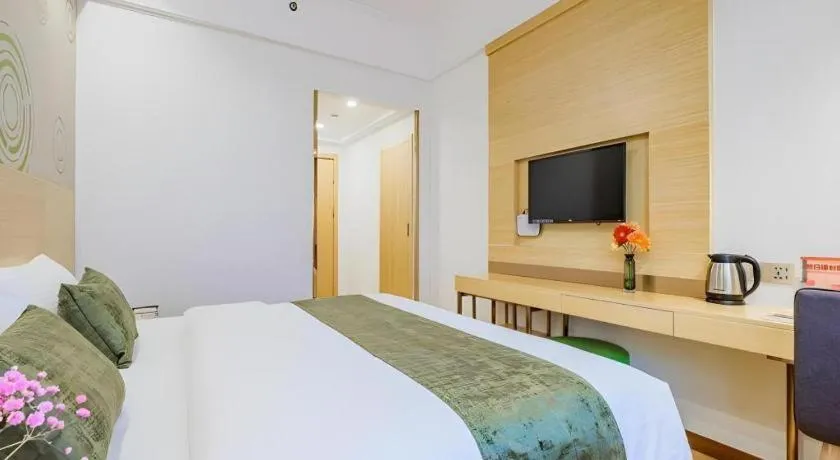 Bed in GreenTree Inn Shanghai Jingan Railway Station Xinzha Road Business Hotel