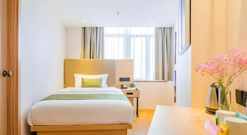 Bed in GreenTree Inn Shanghai Jingan Railway Station Xinzha Road Business Hotel