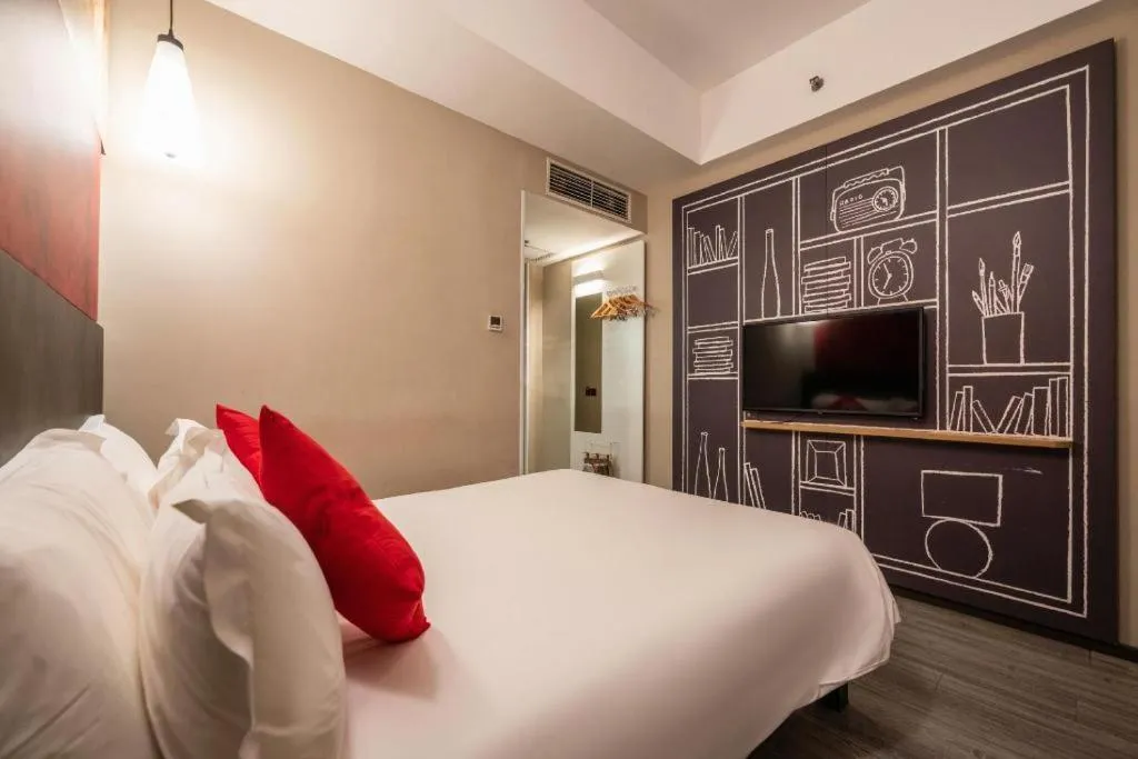 Bed in Ibis Xiamen Railway Station Hotel