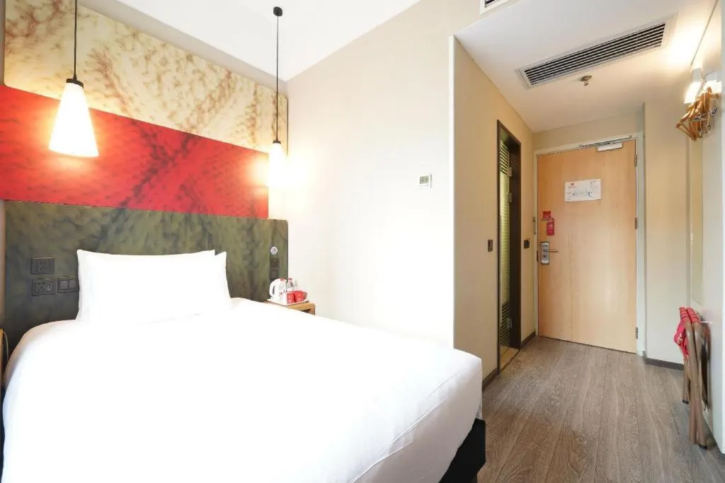 Bed in Ibis Xiamen Railway Station Hotel
