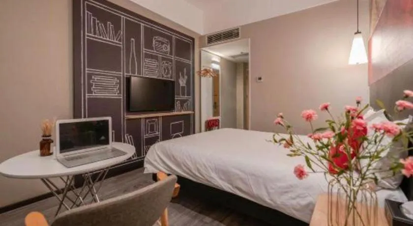 Bed in Ibis Xiamen Railway Station Hotel