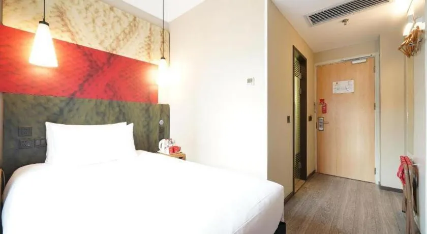Bed in Ibis Xiamen Railway Station Hotel