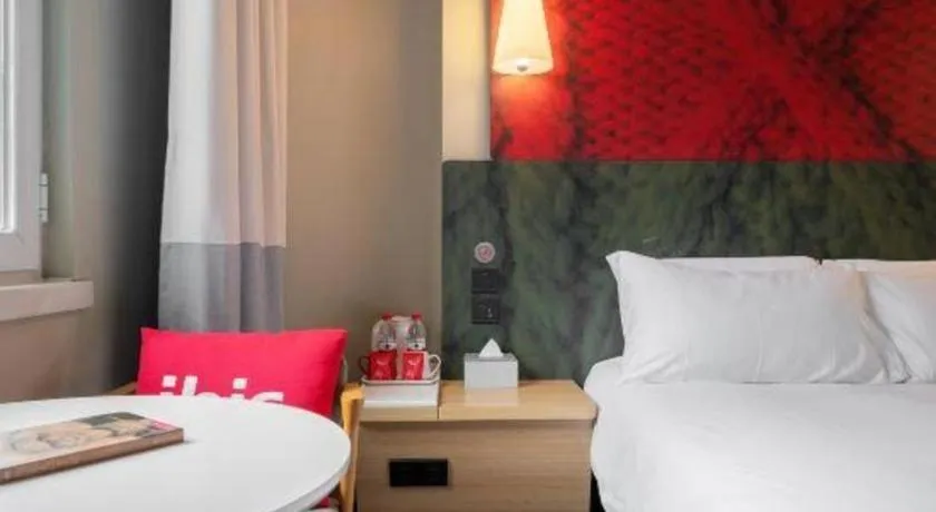 Bed in Ibis Xiamen Railway Station Hotel