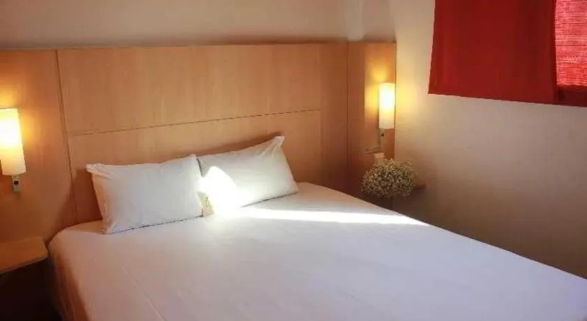 Bed in Ibis Xiamen Railway Station Hotel