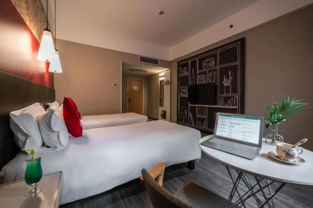 Bed in Ibis Xiamen Railway Station Hotel