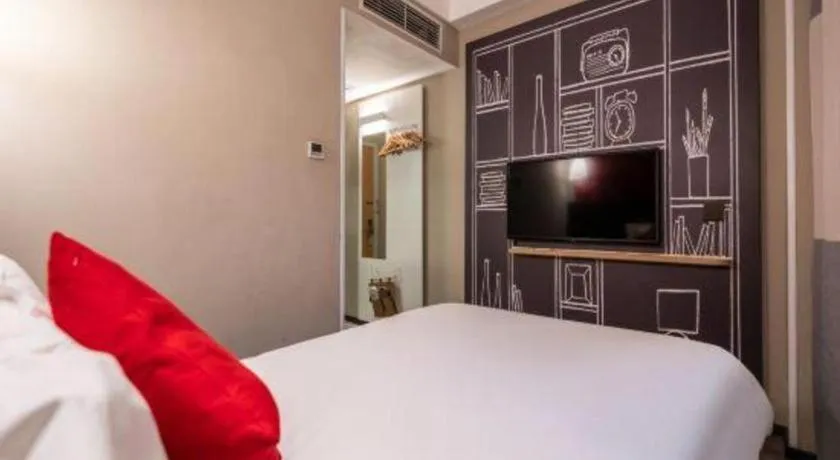 Bed in Ibis Xiamen Railway Station Hotel