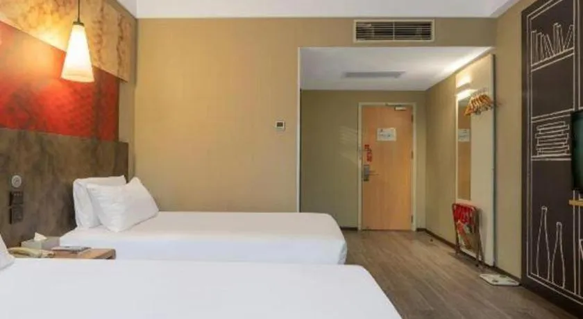 Bed in Ibis Xiamen Railway Station Hotel
