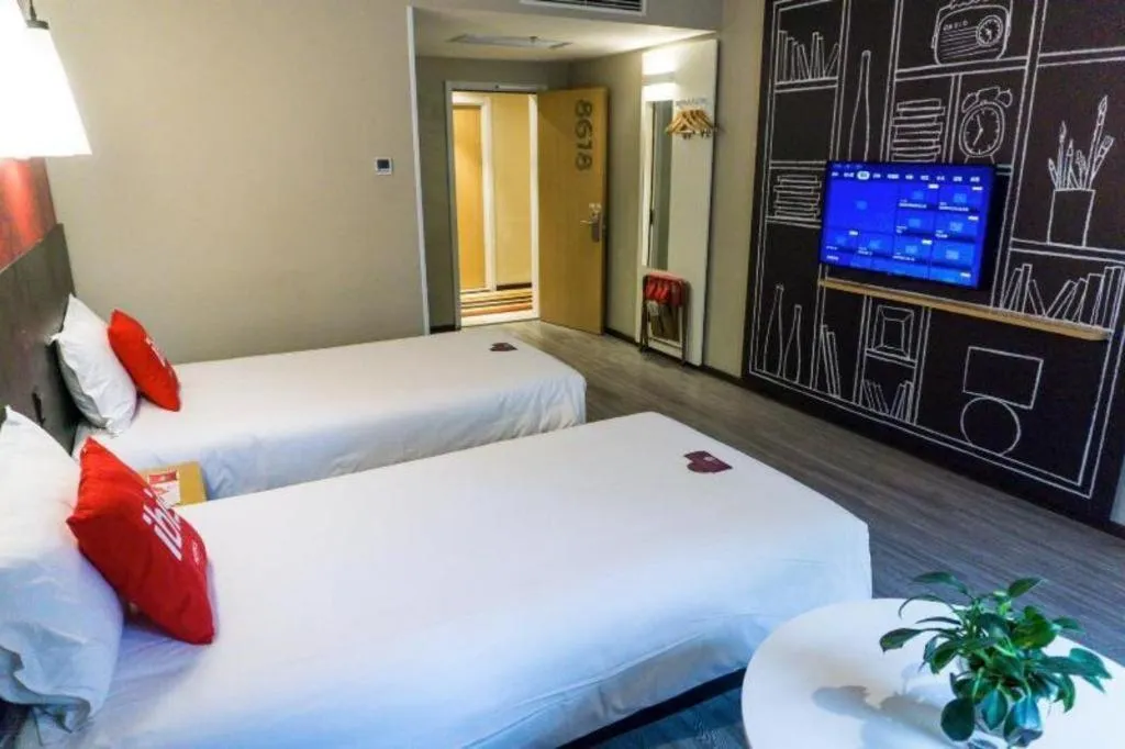 Bed in Ibis Xiamen Railway Station Hotel