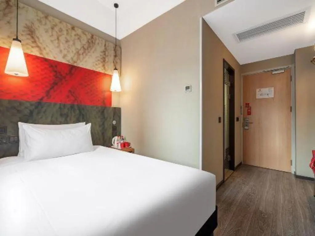 Bed in Ibis Xiamen Railway Station Hotel