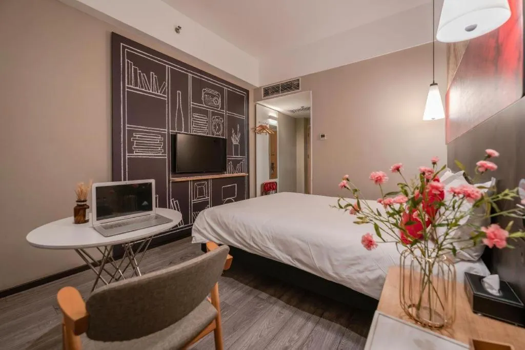 Bed in Ibis Xiamen Railway Station Hotel