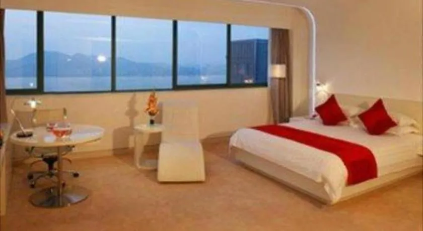 Bed in Ramada Plaza by Wyndham Hangzhou Riverside