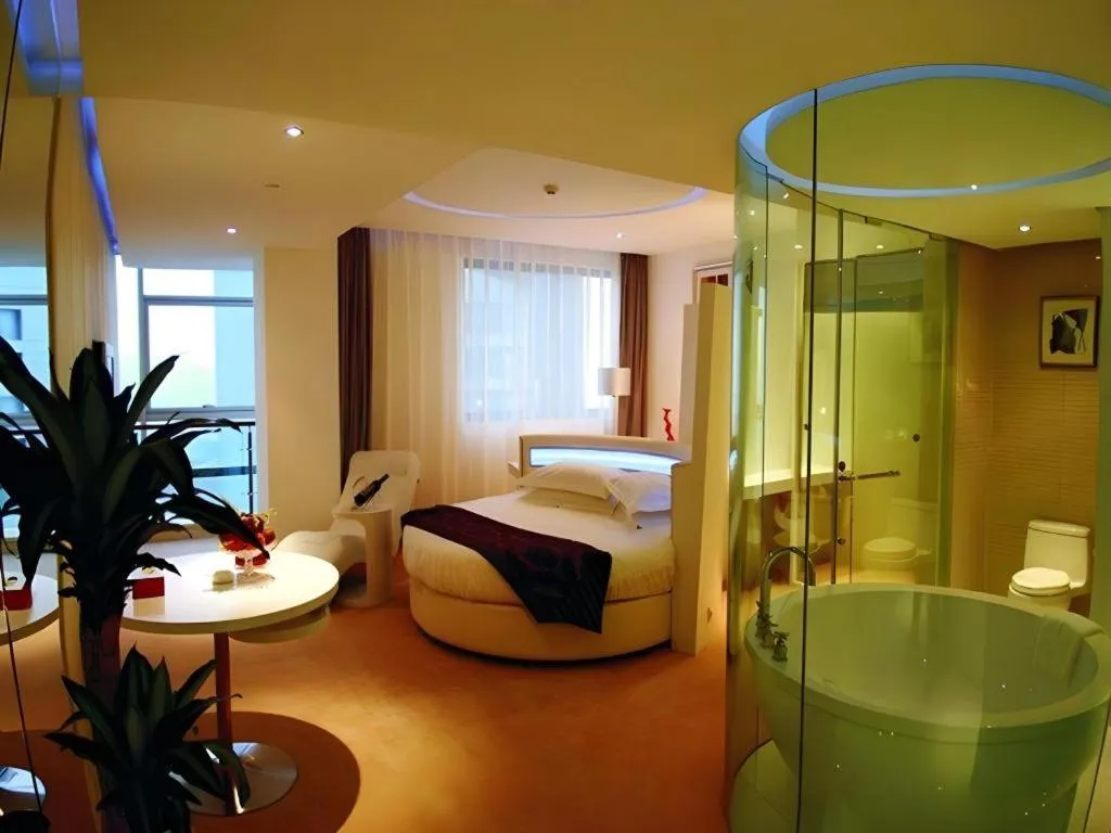 Bed in Ramada Plaza by Wyndham Hangzhou Riverside