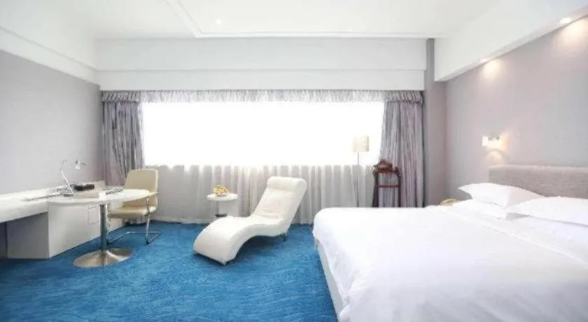 Bed in Ramada Plaza by Wyndham Hangzhou Riverside