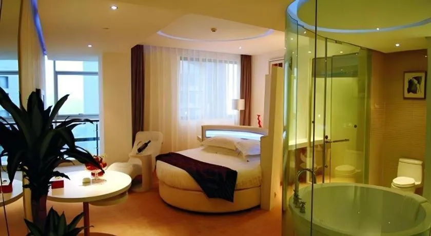 Bed in Ramada Plaza by Wyndham Hangzhou Riverside