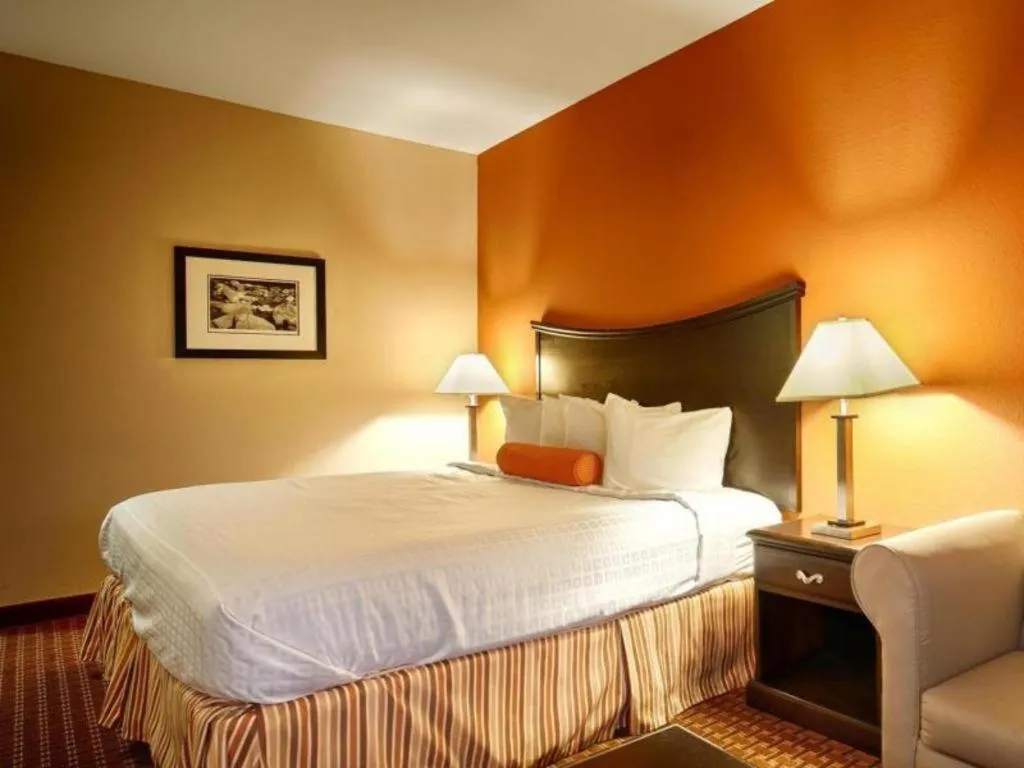 Bed in Best Western Plus Circle Inn