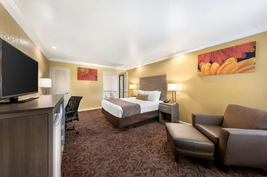 Bed in Best Western Hanford Inn