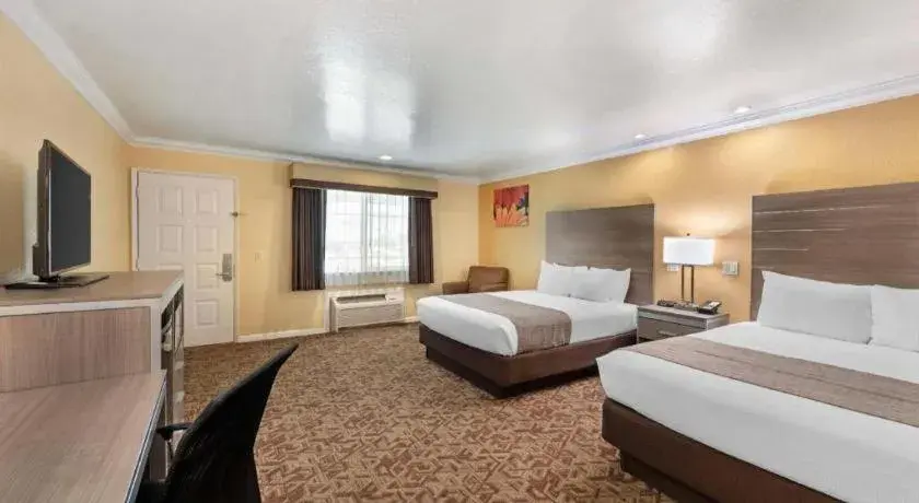 Bed in Best Western Hanford Inn Bed in Best Western Hanford Inn