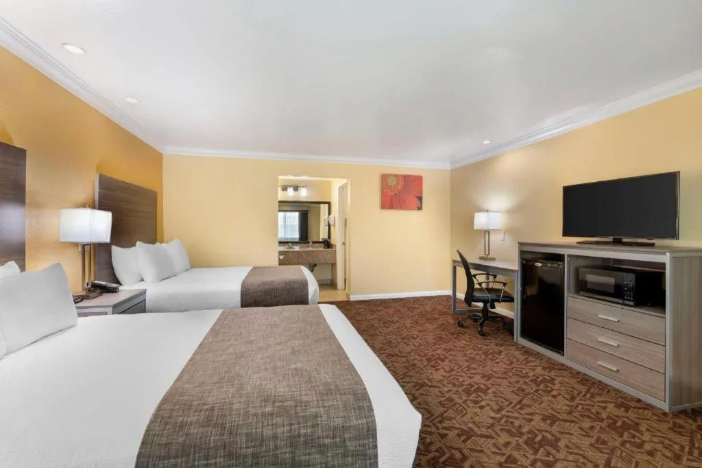 Bed in Best Western Hanford Inn