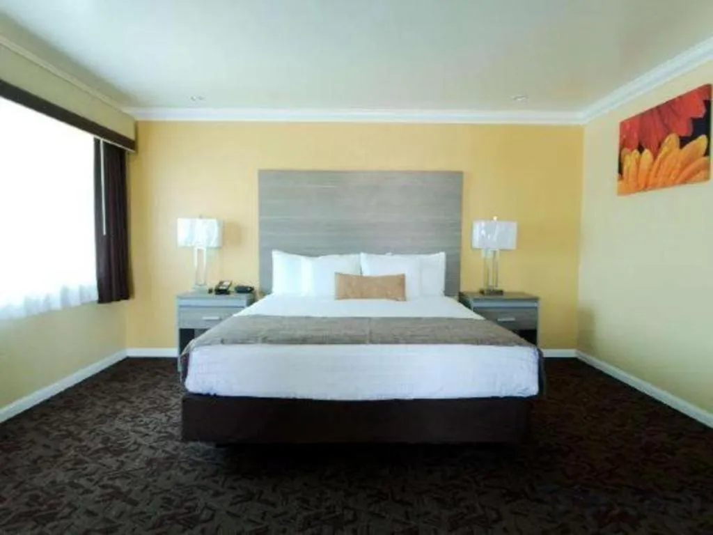 Bed in Best Western Hanford Inn