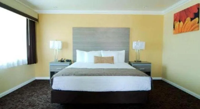 Bed in Best Western Hanford Inn